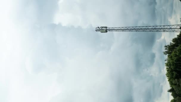 在云彩飞驰而过的背景下 时间差视频捕捉到了一个移动通信塔 其质量达到了惊人的4K — 图库视频影像