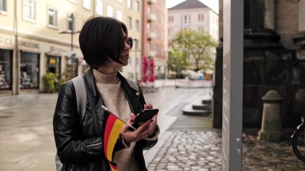 Attraente Femmina Passeggiate Turistiche Con Germania Bandiera Nel Centro Storico — Video Stock