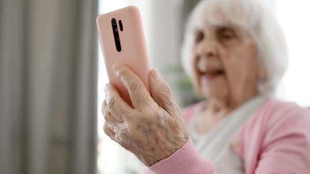 Anciana Habla Través Videollamada Usando Smartphone Sala Inicio — Vídeos de Stock