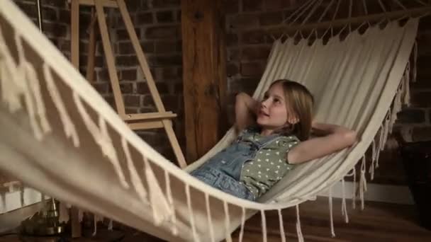 Ятнадцять Дівчат Які Лежать Гамаку Співають Пісню Вдома Досить Фей — стокове відео