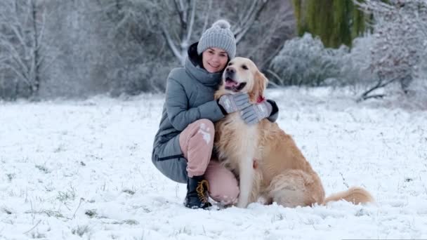 Chica Abrazando Bonito Golden Retriever Perro Aire Libre Una Nieve — Vídeos de Stock