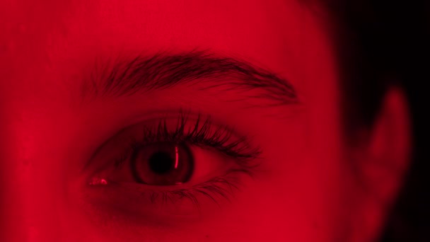 Jovem Abre Seu Grande Olho Brilho Luz Vermelha Vista Perto — Vídeo de Stock