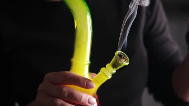 Vrouwelijke Rokende Marihuana Thc Cbd Met Bong Voor Hoog Ontspannen — Stockvideo