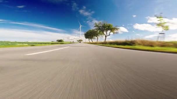 Γρήγορο Αυτοκίνητο Άσφαλτο Δρόμο Στην Ύπαιθρο Καλοκαίρι — Αρχείο Βίντεο