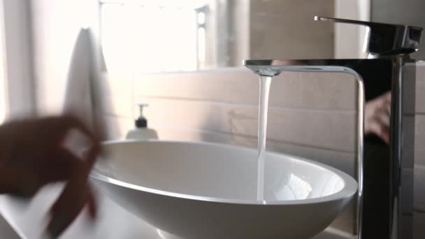 女孩打开搅拌器 让温水渗进浴室的水槽 — 图库视频影像