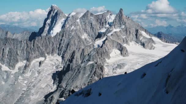 Fantastiska Alperna Landskap Med Klättrare Snöig Bergsväg Till Montblanc Peak — Stockvideo