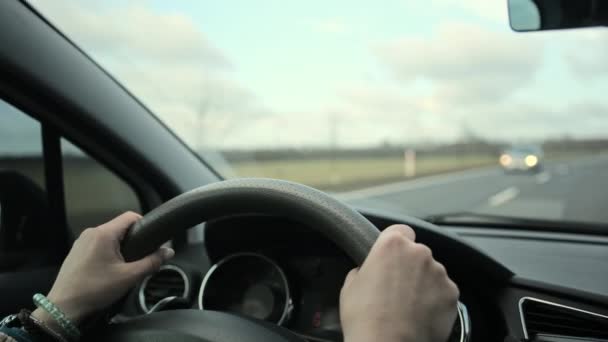 Menina Dirigindo Carro Estrada Com Mãos Volante — Vídeo de Stock