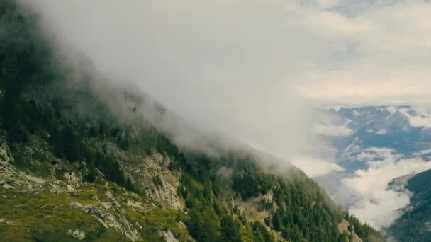 Вид Высокие Горы Плотным Туманом Альпах Вид Дрона — стоковое видео