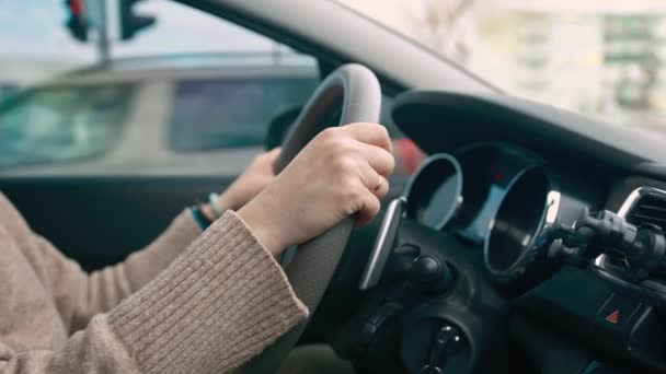 Mujer Conduciendo Coche Girando Volante — Vídeo de stock