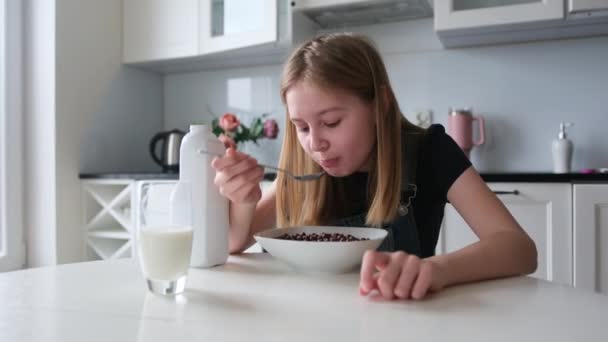 Ragazza Avendo Palline Cioccolato Marrone Cereali Prima Colazione Cucina Mattino — Video Stock