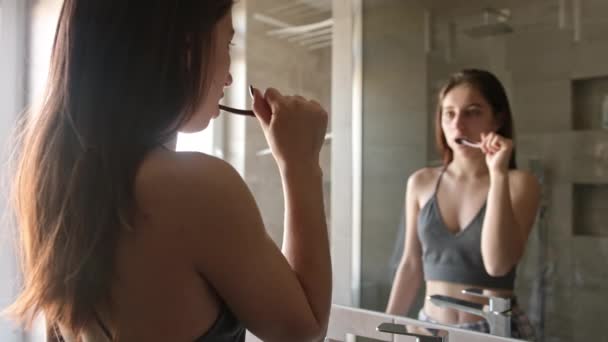 Ragazza Guardando Nello Specchio Mentre Spazzolando Denti Come Parte Della — Video Stock