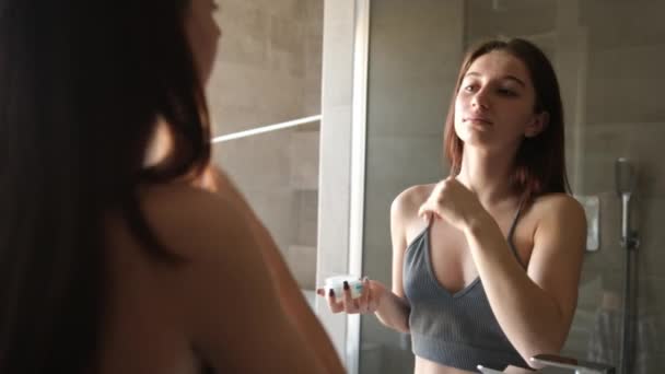 Joven Chica Aplicando Crema Piel Cara Cuerpo Mañana — Vídeo de stock