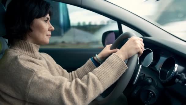Γυναίκα Οδηγεί Αυτοκίνητό Της Μέσα Από Την Ύπαιθρο — Αρχείο Βίντεο