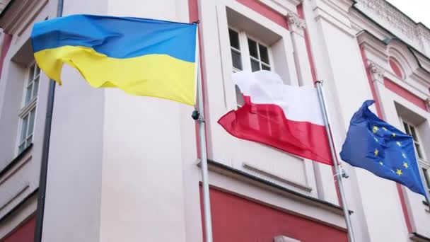 Acenando Bandeiras Ucrânia Polônia Simbolizar Europa Unida — Vídeo de Stock
