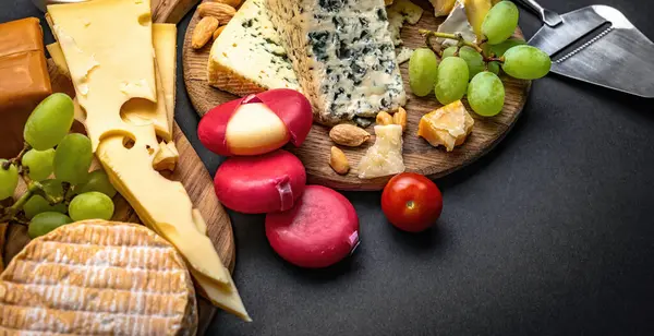 Gurme Beslenme Için Farklı Türde Peynir Domatesle Servis Edilir Organik — Stok fotoğraf