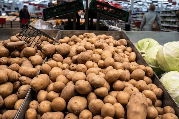 Patate Nella Sezione Vegetale Del Supermercato Alimentare Sono Fresche Convenienti Foto Stock