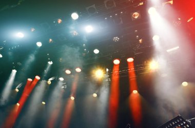 Gösteri sırasında tavan ışıkları çalışıyor. Sahne ışıkları ve sisli müzikal konser ışıkları.