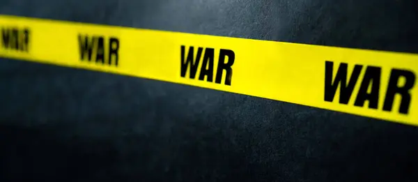 警告ミリタリー紛争として戦争テキストで黄色いテープストライプ 危険と真実の概念 — ストック写真