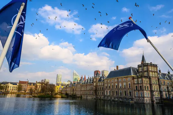 Schwingende Nato Flagge Zentrum Des Haager Himmels Mit Holländischen Flusskanälen Stockbild