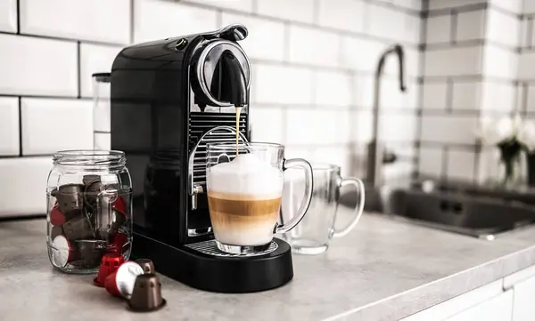 Ekspres Kawy Kapsułkami Przygotowujący Cappuccino Przezroczystej Filiżance Domowej Kuchni Domu Obraz Stockowy