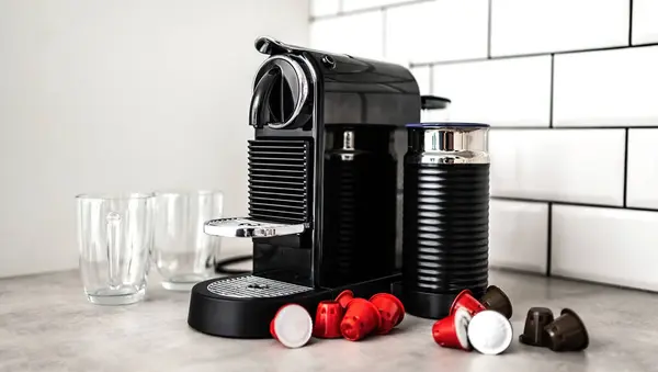 Evdeki Mutfakta Kapsüllü Kahve Makinesi Enerjik Bir Sabah Için Espresso Stok Resim