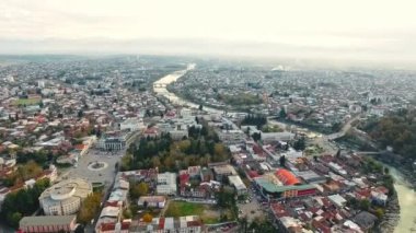 Gürcistan 'ın Kutasi şehrinin inanılmaz havadan görünüşü ve merkezi manzarası,