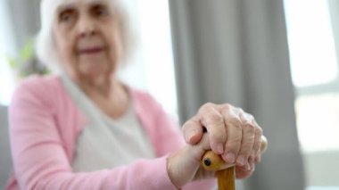 Yaşlı kadın Tezgaha yaslanıyor ve Parlak Oda 'da Karşılaşıyor