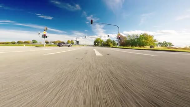 ファーストパーソンビューは アスファルト道路で運転し 道路ライトストップラインで停止する車をキャプチャします — ストック動画
