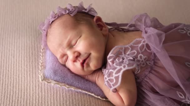 Αξιολάτρευτο Νεογέννητο Κοριτσάκι Χαμογελάει Ενώ Κοιμάται — Αρχείο Βίντεο