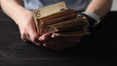 Dişi Eller Rüzgarda Bir demet Avro Notası Tutuyor