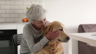 Neşeli Yaşlı Kadın Tatlı Altın Köpeğini Okşuyor