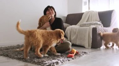 Sevimli bir köpekle kucaklaşan köpek terbiyecisi, evcil köpekleri şaşırtan bir kadın.