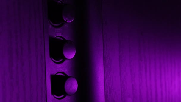 Purple Lit Altavoces Música Controles Volumen Tono — Vídeo de stock