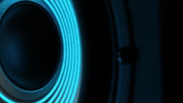 Крупный План Музыкального Динамика Вибрирующего Синем Свете — стоковое видео