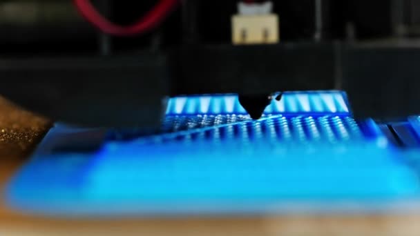 青いPlaのフィラメント マクロが付いている3Dプリンター印刷モデル — ストック動画