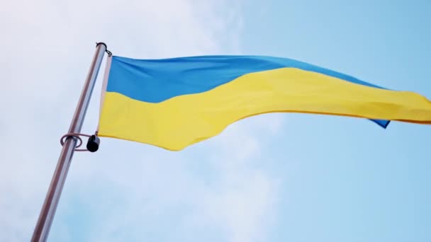 Acenando Ondas Bandeira Nacional Ucraniana Flagpole Contra Fundo Céu — Vídeo de Stock