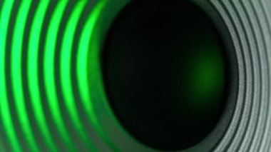 Yeşil Işık Altında Müzik Çalan Bas Hoparlörü Görüntüsünü Kapat