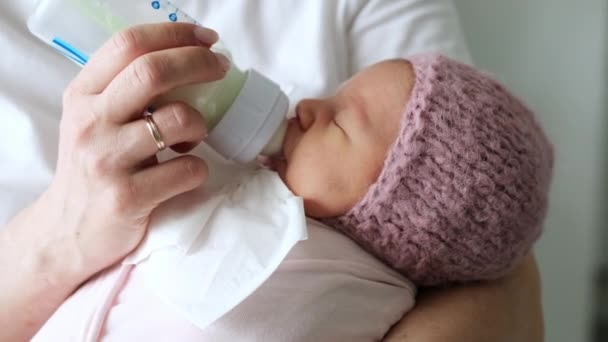 Moeder Geven Haar Pasgeboren Baby Melk Formule Uit Een Fles — Stockvideo