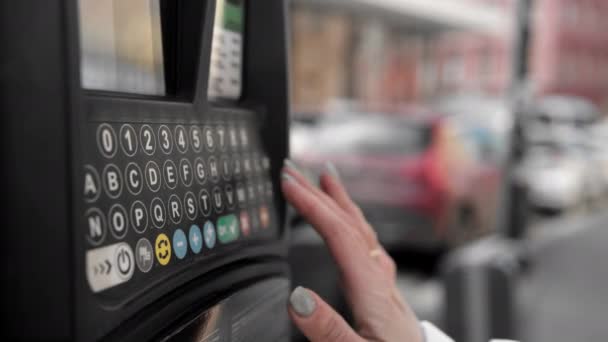 Meisje Aankoop Parkeerkaart Van City Street Payment Machine Voor Haar — Stockvideo