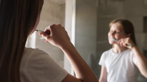 Banyoda Dişlerini Fırçalayan Küçük Bir Kız Sabah Aynasında — Stok video
