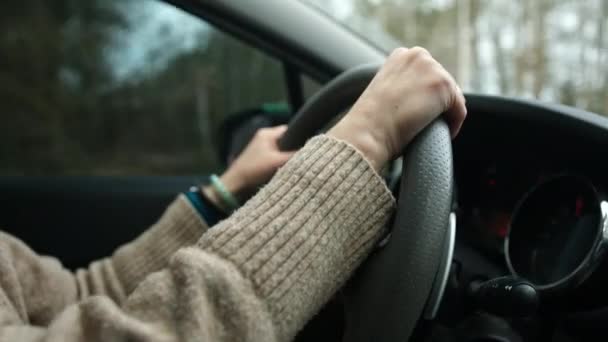 Elleri Direksiyonda Aile Arabası Süren Bir Kız — Stok video