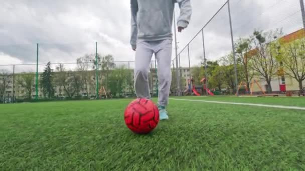 Niño Jugando Fútbol Practicando Con Pelota Campo Fútbol — Vídeo de stock
