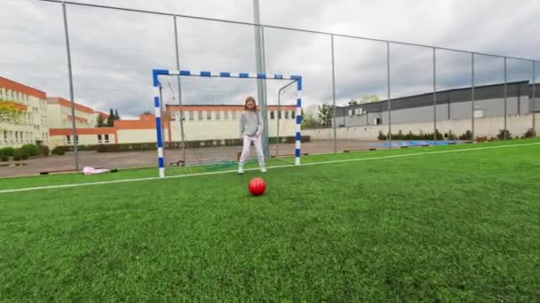 Kleines Mädchen Trainiert Mit Einem Trainer Auf Einem Fußballplatz — Stockvideo