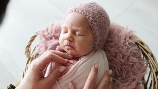 Fotógrafo Profesional Calmando Bebé Recién Nacido Para Una Sesión Fotos — Vídeo de stock