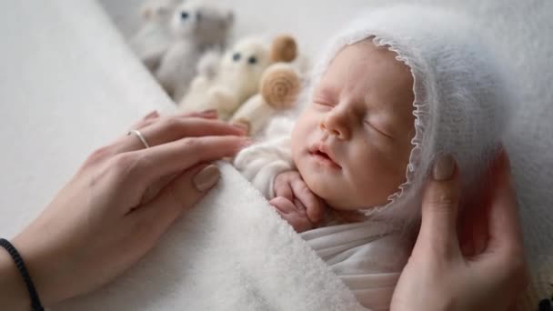 Madre Cariñosa Acariciando Adorable Bebé Recién Nacido Dormido Envuelto Mantas — Vídeos de Stock