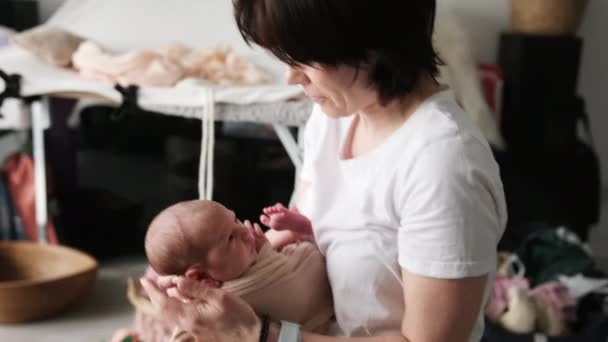 Professionell Baby Fotograf Photo Studio Med Nyfödda — Stockvideo
