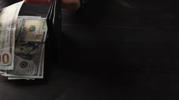 Dziewczyna Wypłaca Kilka Dolarów Czarnego Portfela Dzienne Wydatki — Wideo stockowe