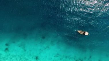 Zanzibar kıyısındaki sığ turkuaz sudan inanılmaz bir manzara.
