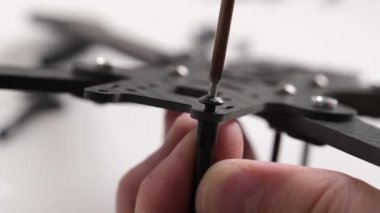 Ev yapımı Fpv Helikopteri monte ediliyor. Vidaları karbon drone 'a sıkıştırmak. Görüntüyü Kapat