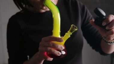 Kız Cbd Ot İçiyor Marihuana Ot Ot Ot Ot Ot İçiyor Cbd Ot İçiyor Depresyon İçin Rahatlatıcı İlaç